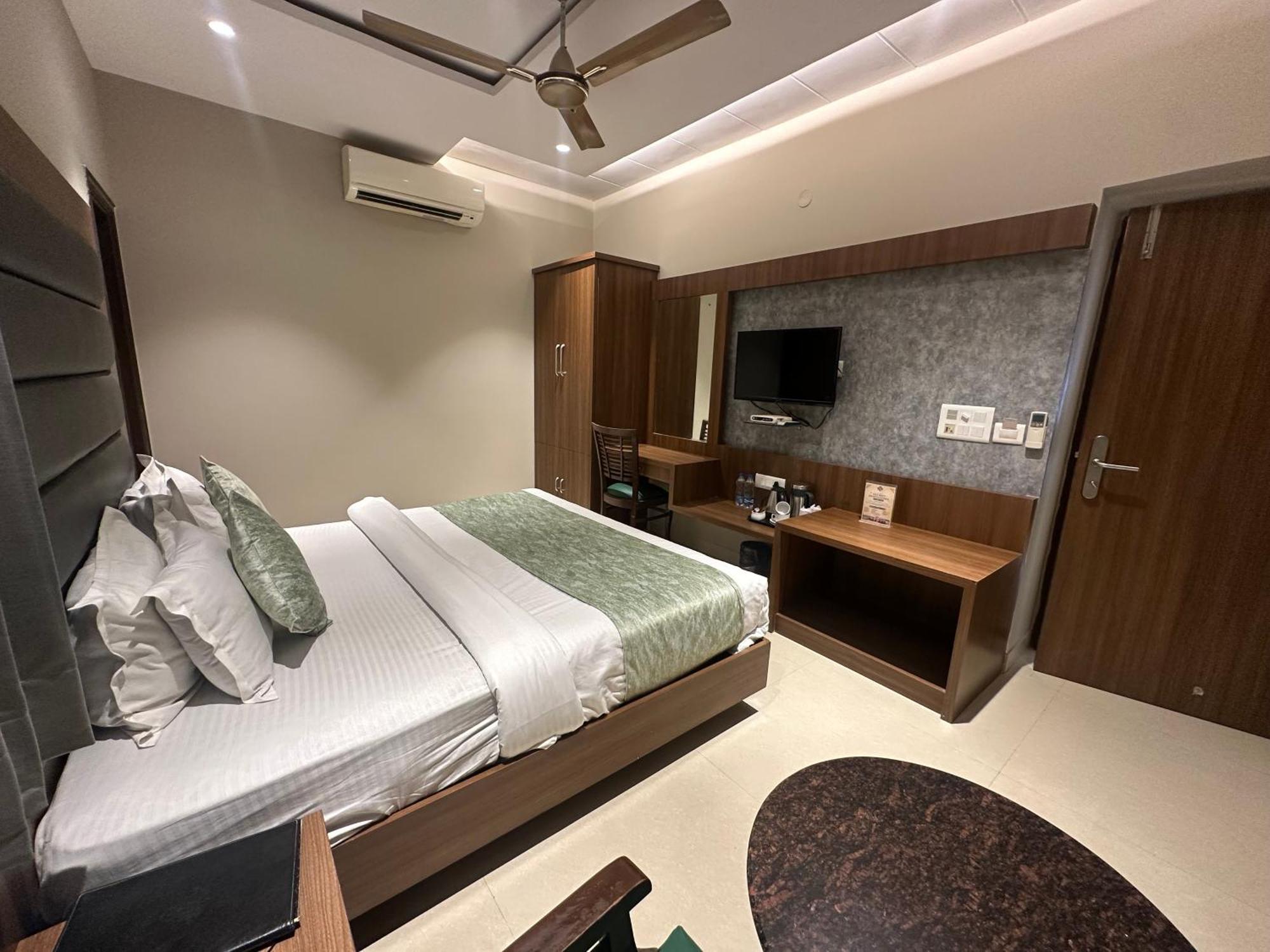 Hotel Amritsar International 2 Min Walk From Amritsar Bus Stand المظهر الخارجي الصورة