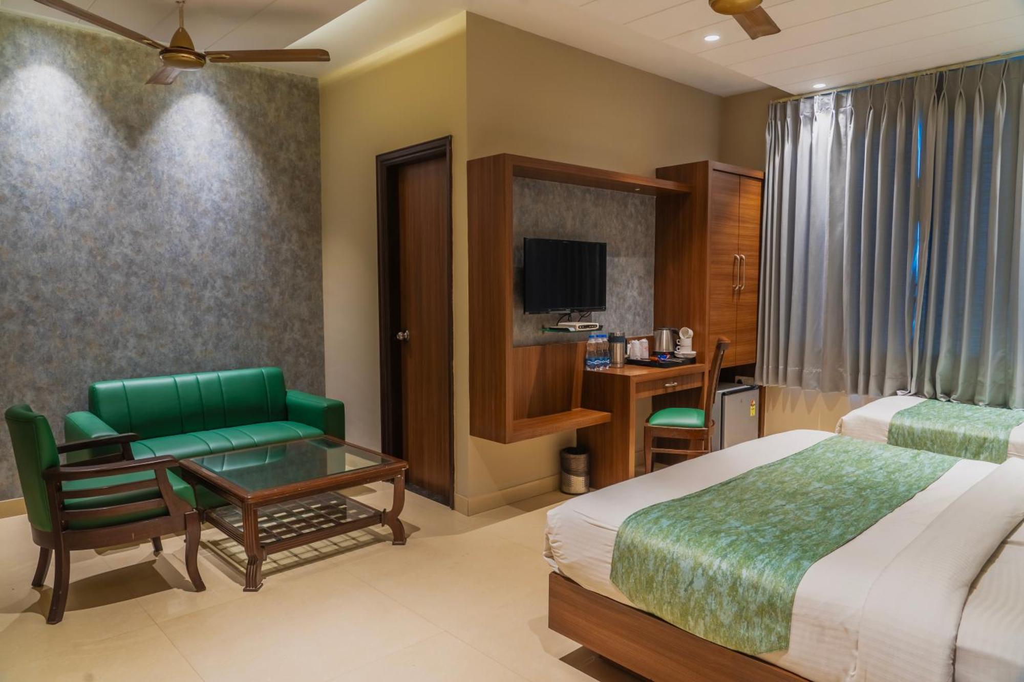 Hotel Amritsar International 2 Min Walk From Amritsar Bus Stand المظهر الخارجي الصورة